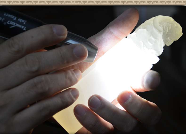 照玉強光手電筒不只可以鑒定琥珀，還可以鑒別各種的玉石、原石