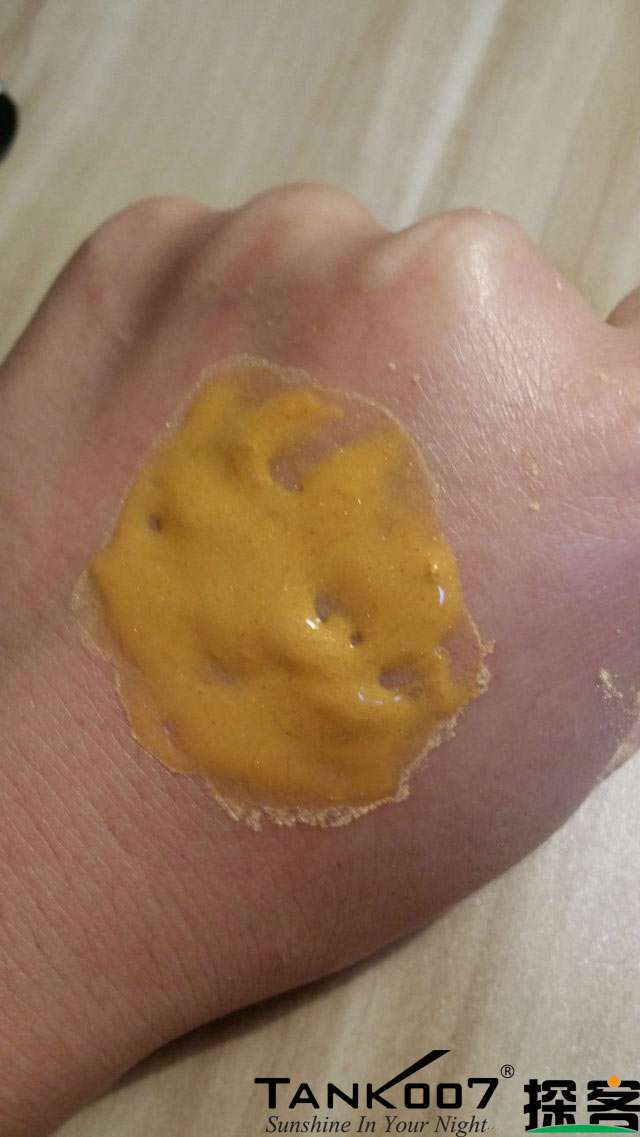 客戶買了紫光手電驗(yàn)熒光劑，先拿面膜大姨媽巾開刀 