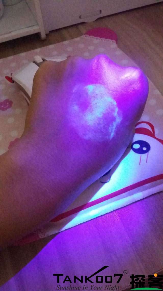 客戶買了紫光手電驗(yàn)熒光劑，先拿面膜大姨媽巾開刀 