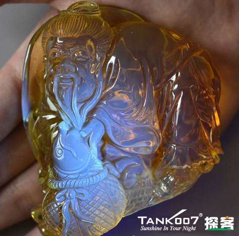 網(wǎng)上用紫光手電鑒定琥珀的帖子這么多，哪個是真假？