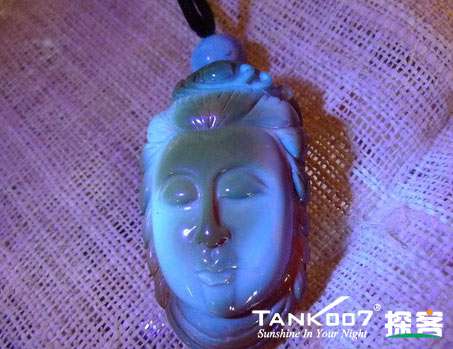 網(wǎng)上用紫光手電鑒定琥珀的帖子這么多，哪個是真假？
