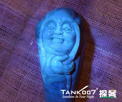 網(wǎng)上用紫光手電鑒定琥珀的帖子這么多，哪個是真假？