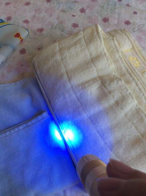  寶媽買了紫光手電，衣服上好多熒光劑，看的心慌害怕