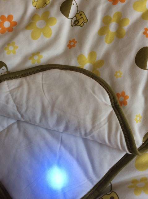  寶媽買了紫光手電，衣服上好多熒光劑，看的心慌害怕