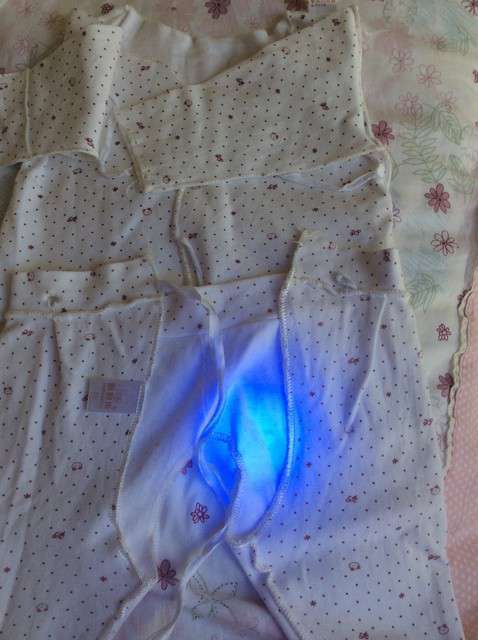  寶媽買了紫光手電，衣服上好多熒光劑，看的心慌害怕