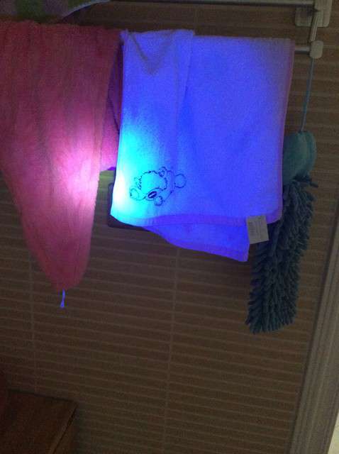  寶媽買了紫光手電，衣服上好多熒光劑，看的心慌害怕